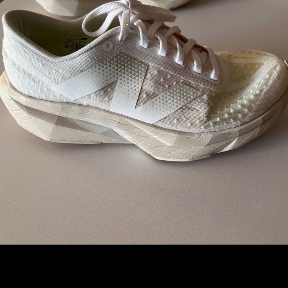 New Balance FuelCell Rebel v4 Women’s size 9 Men’s size 7.5 Running Shoes